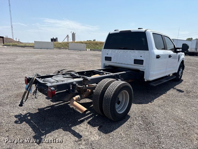 image for item FC4077 2020 Ford F350 Super Duty Crew Cab pickup truck cab and chassis