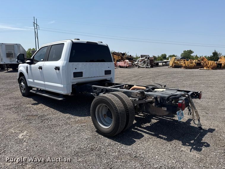 image for item FC4077 2020 Ford F350 Super Duty Crew Cab pickup truck cab and chassis