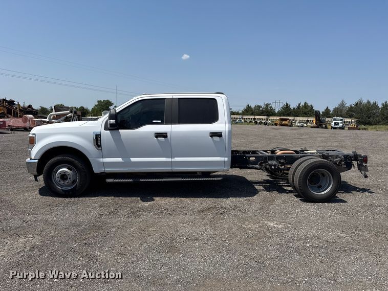 image for item FC4077 2020 Ford F350 Super Duty Crew Cab pickup truck cab and chassis