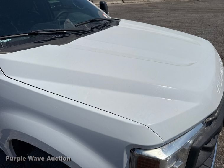 image for item FC4077 2020 Ford F350 Super Duty Crew Cab pickup truck cab and chassis