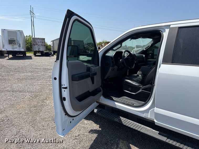 image for item FC4077 2020 Ford F350 Super Duty Crew Cab pickup truck cab and chassis
