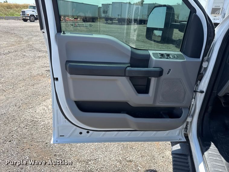 image for item FC4077 2020 Ford F350 Super Duty Crew Cab pickup truck cab and chassis
