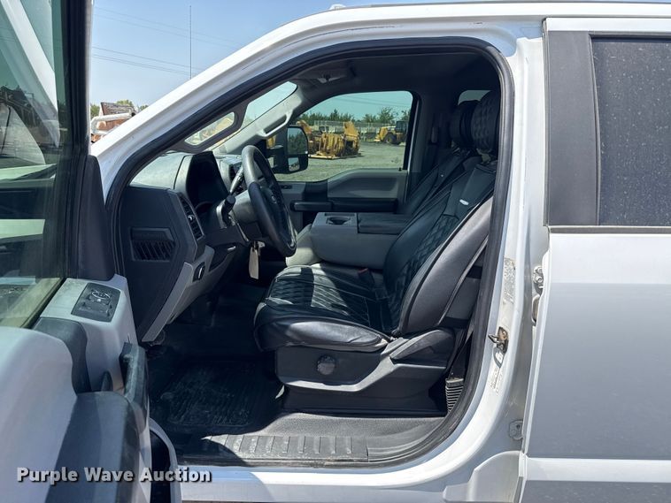 image for item FC4077 2020 Ford F350 Super Duty Crew Cab pickup truck cab and chassis