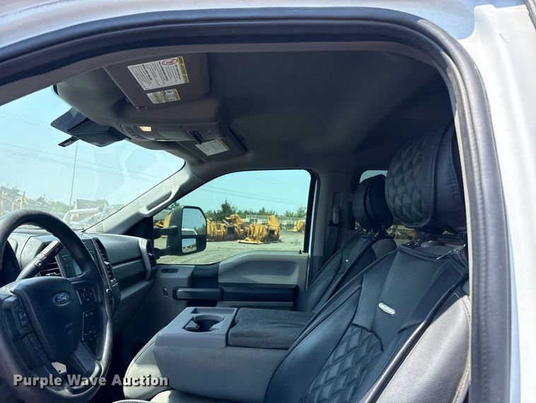 image for item FC4077 2020 Ford F350 Super Duty Crew Cab pickup truck cab and chassis