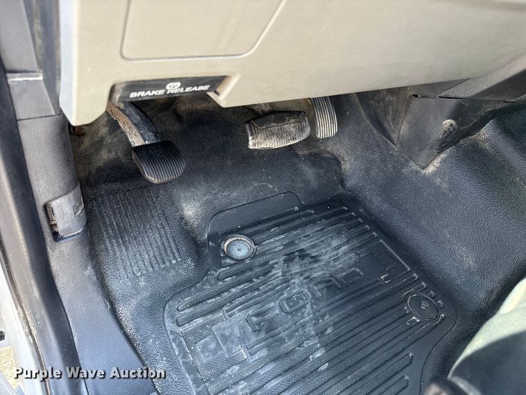 image for item FC4077 2020 Ford F350 Super Duty Crew Cab pickup truck cab and chassis