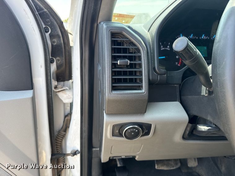 image for item FC4077 2020 Ford F350 Super Duty Crew Cab pickup truck cab and chassis
