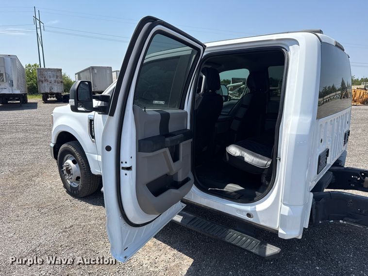 image for item FC4077 2020 Ford F350 Super Duty Crew Cab pickup truck cab and chassis