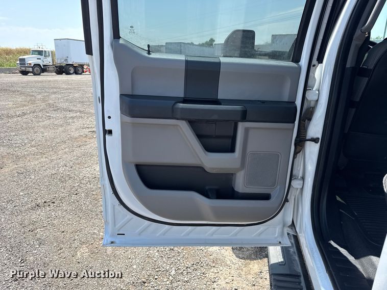 image for item FC4077 2020 Ford F350 Super Duty Crew Cab pickup truck cab and chassis