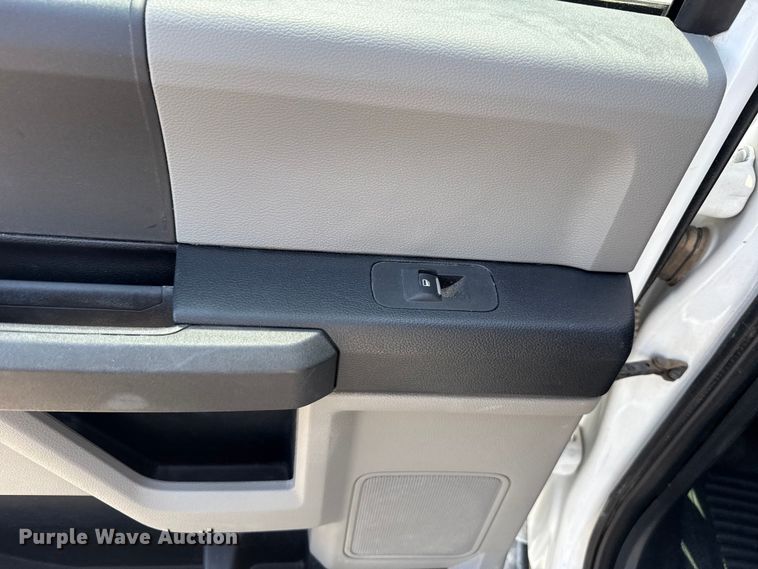 image for item FC4077 2020 Ford F350 Super Duty Crew Cab pickup truck cab and chassis