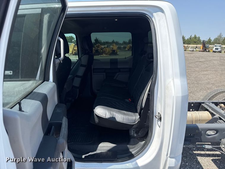 image for item FC4077 2020 Ford F350 Super Duty Crew Cab pickup truck cab and chassis