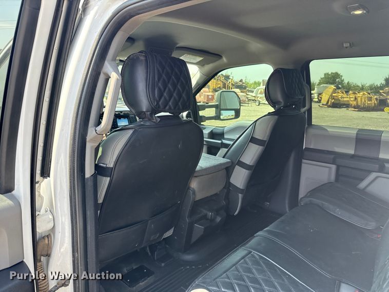 image for item FC4077 2020 Ford F350 Super Duty Crew Cab pickup truck cab and chassis