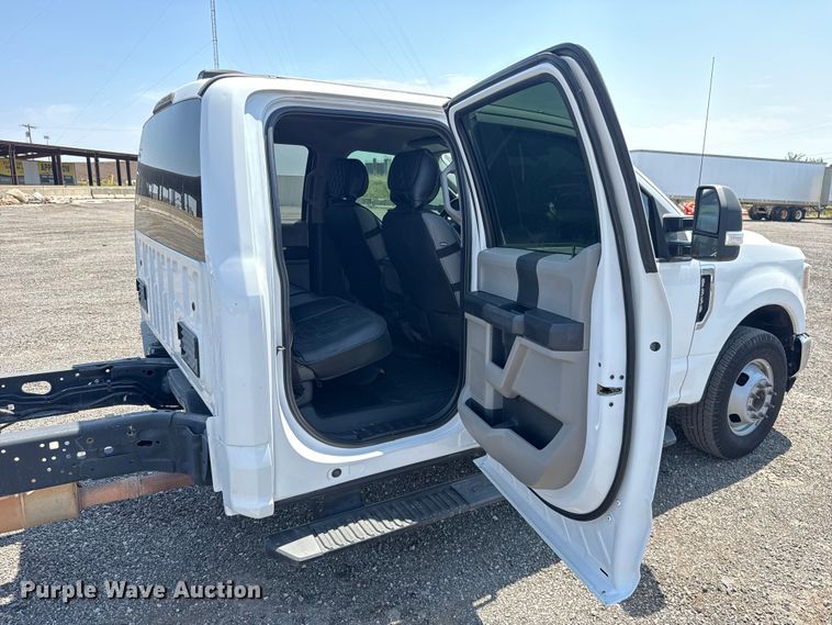 image for item FC4077 2020 Ford F350 Super Duty Crew Cab pickup truck cab and chassis