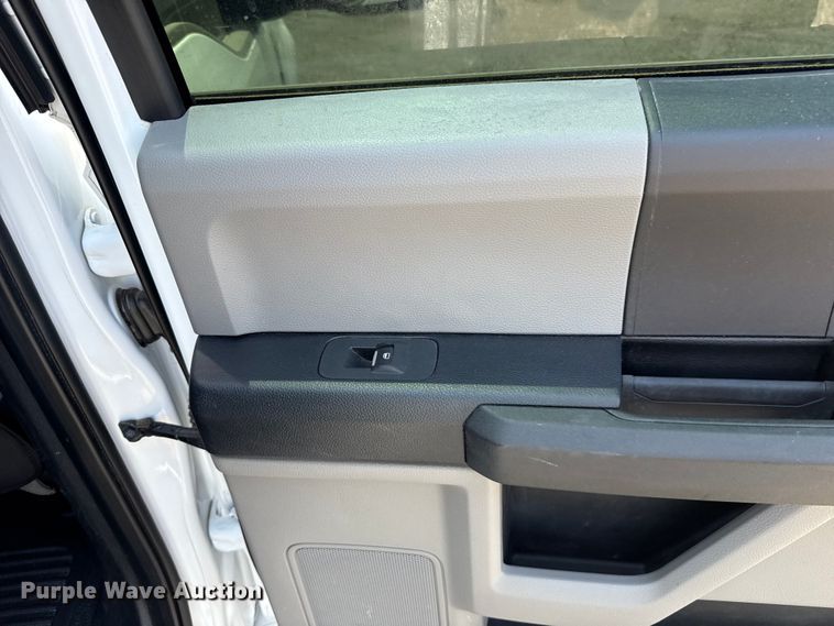image for item FC4077 2020 Ford F350 Super Duty Crew Cab pickup truck cab and chassis