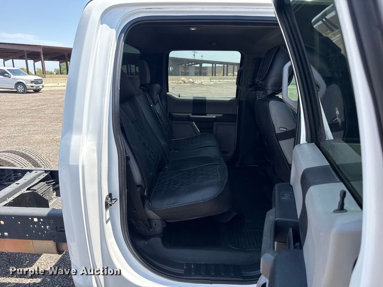 image for item FC4077 2020 Ford F350 Super Duty Crew Cab pickup truck cab and chassis