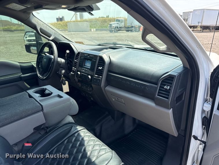 image for item FC4077 2020 Ford F350 Super Duty Crew Cab pickup truck cab and chassis