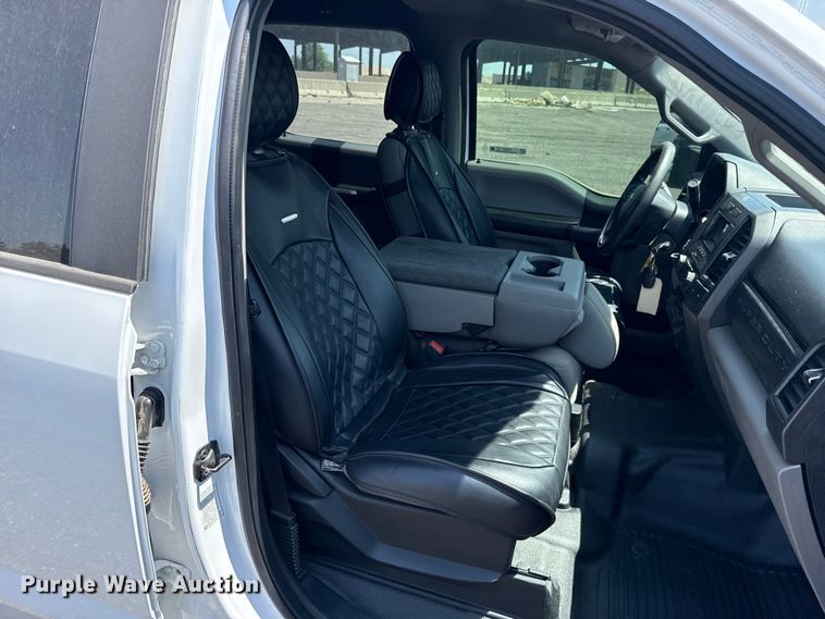 image for item FC4077 2020 Ford F350 Super Duty Crew Cab pickup truck cab and chassis