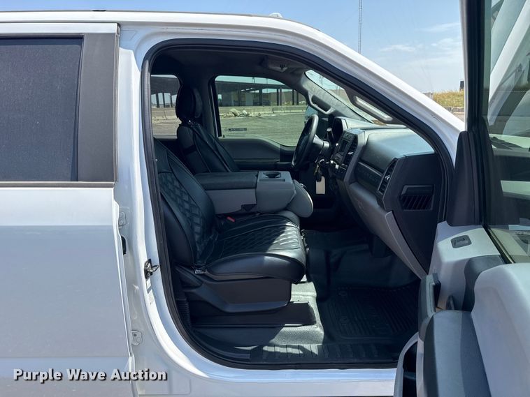 image for item FC4077 2020 Ford F350 Super Duty Crew Cab pickup truck cab and chassis