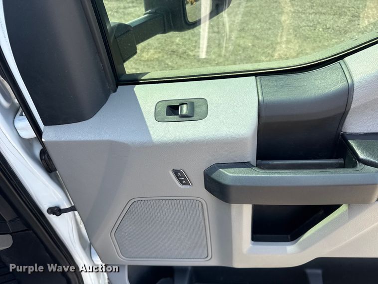 image for item FC4077 2020 Ford F350 Super Duty Crew Cab pickup truck cab and chassis