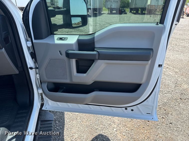 image for item FC4077 2020 Ford F350 Super Duty Crew Cab pickup truck cab and chassis