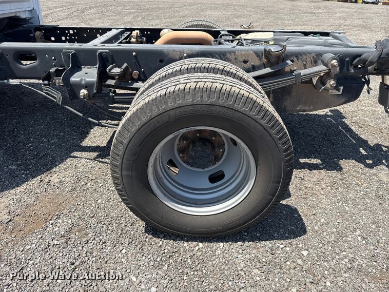 image for item FC4077 2020 Ford F350 Super Duty Crew Cab pickup truck cab and chassis