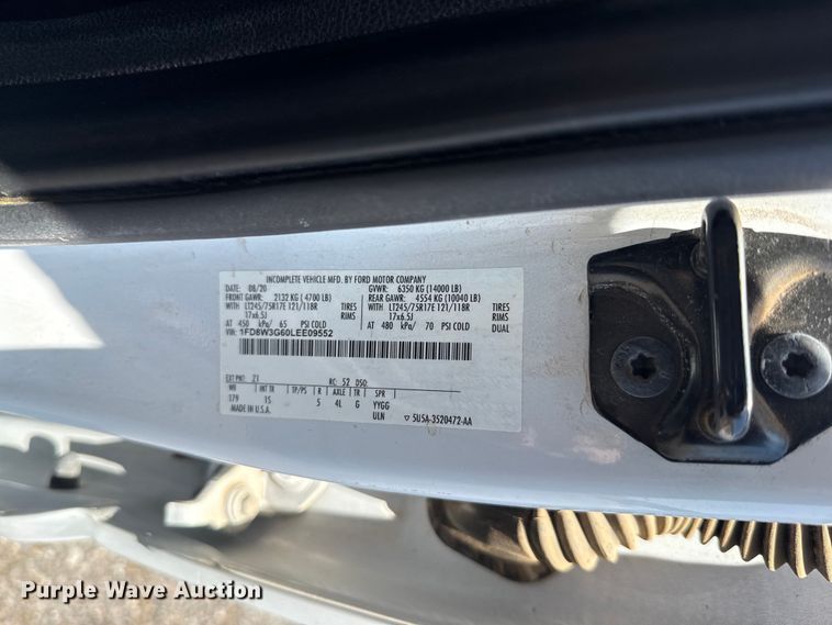 image for item FC4077 2020 Ford F350 Super Duty Crew Cab pickup truck cab and chassis