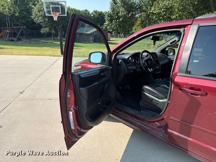 image for item FC4161 2017 Dodge Grand Caravan van