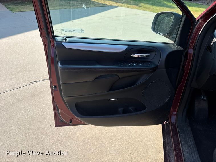 image for item FC4161 2017 Dodge Grand Caravan van