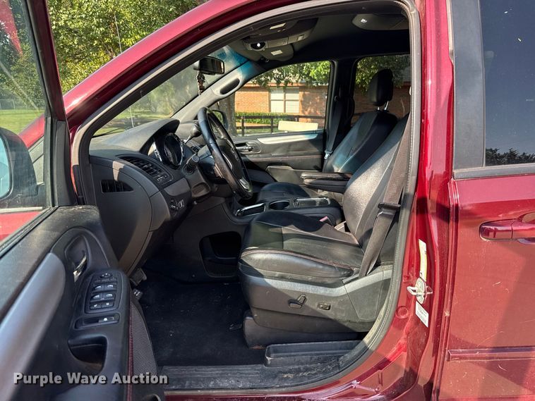 image for item FC4161 2017 Dodge Grand Caravan van