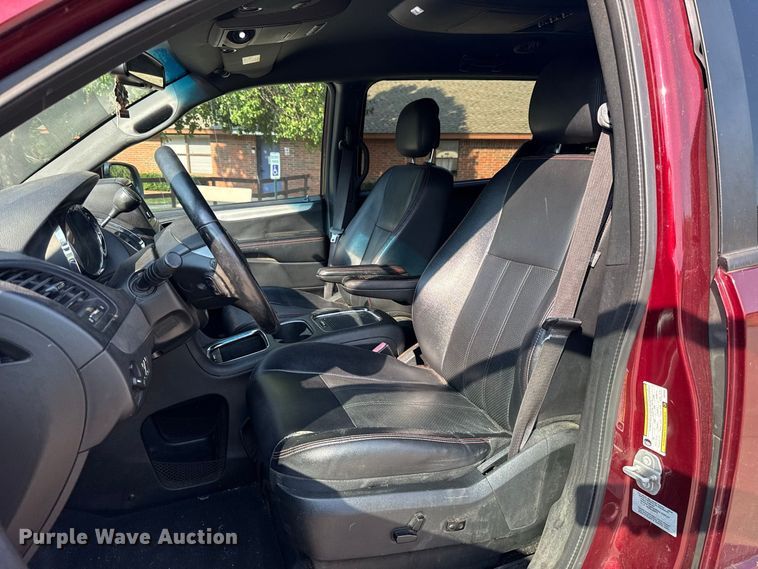 image for item FC4161 2017 Dodge Grand Caravan van