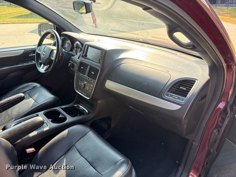 image for item FC4161 2017 Dodge Grand Caravan van