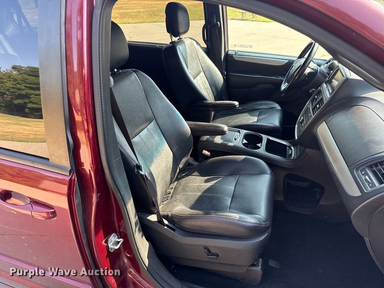 image for item FC4161 2017 Dodge Grand Caravan van