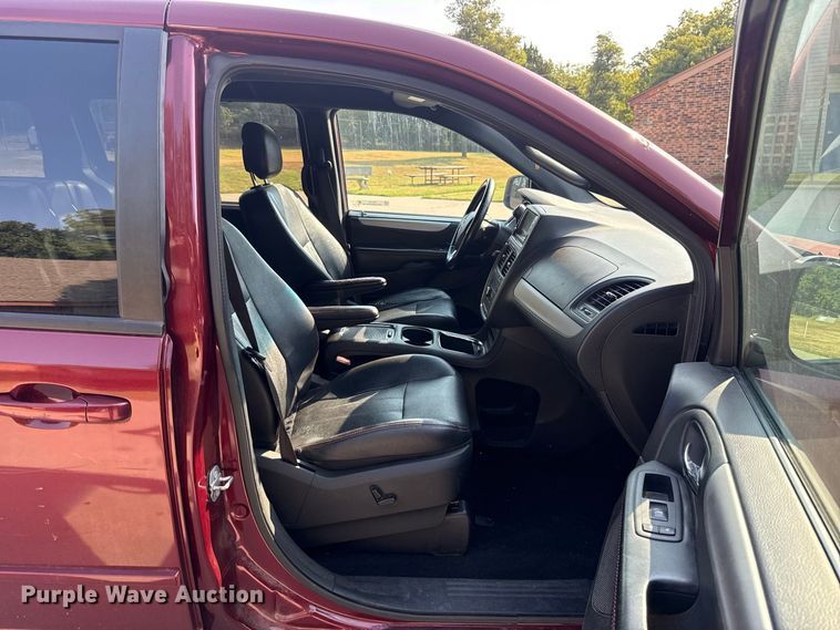 image for item FC4161 2017 Dodge Grand Caravan van