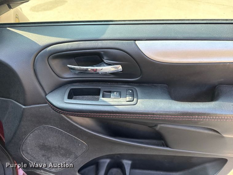 image for item FC4161 2017 Dodge Grand Caravan van