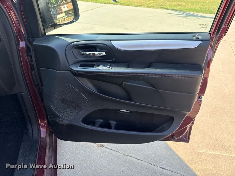 image for item FC4161 2017 Dodge Grand Caravan van