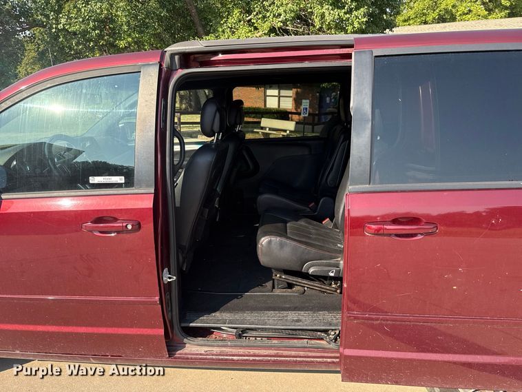 image for item FC4161 2017 Dodge Grand Caravan van
