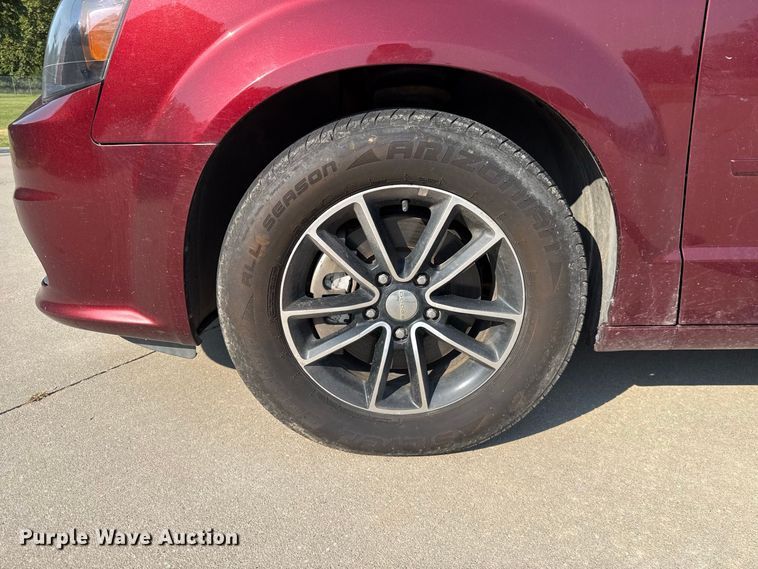 image for item FC4161 2017 Dodge Grand Caravan van