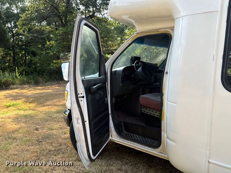 image for item FC4183 1994 Ford E350 shuttle bus