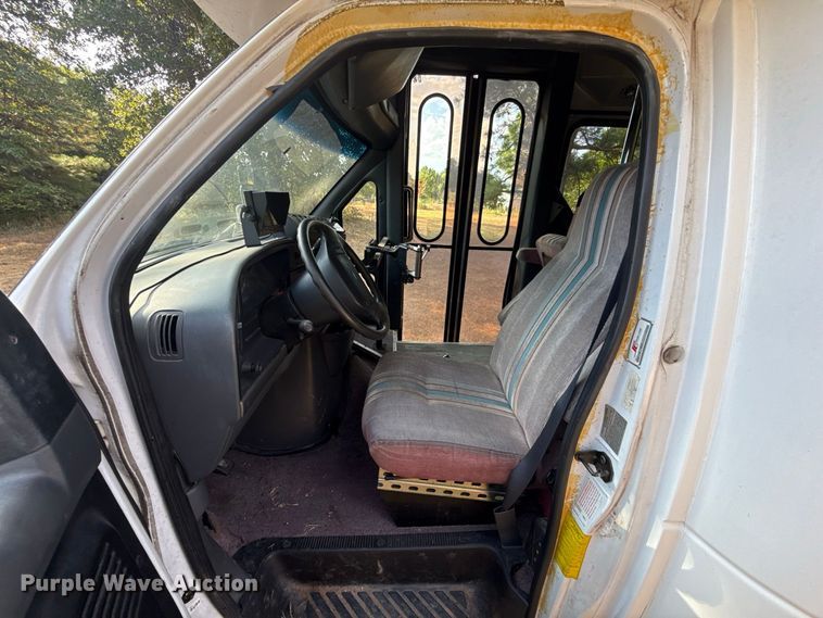image for item FC4183 1994 Ford E350 shuttle bus