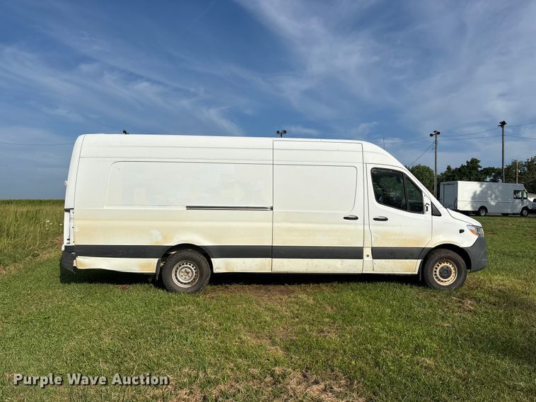 image for item FG0498 2019 Freightliner  Sprinter 2500 van