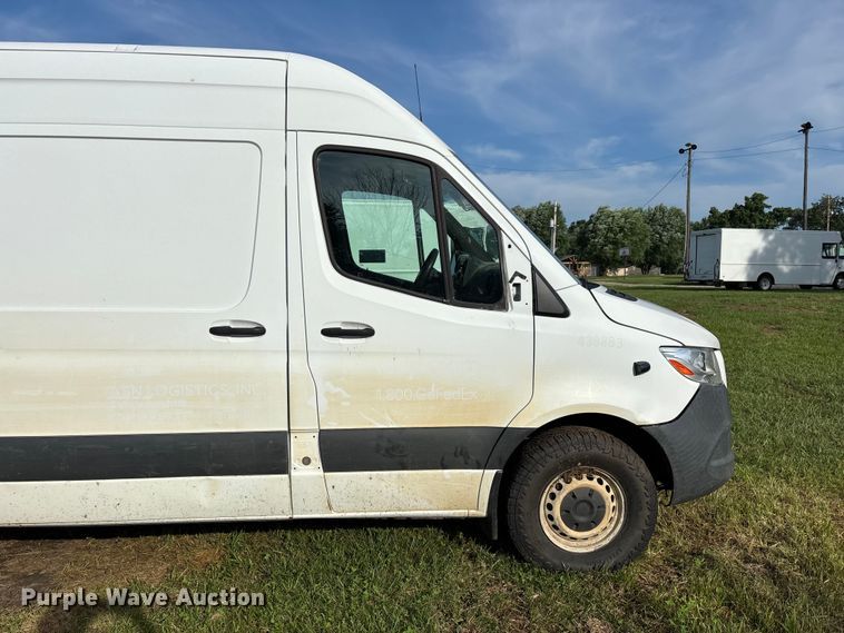 image for item FG0498 2019 Freightliner  Sprinter 2500 van