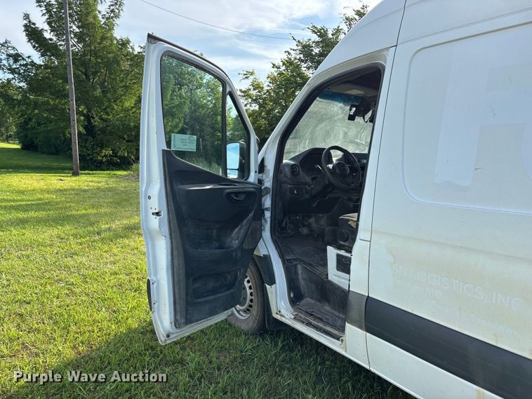 image for item FG0498 2019 Freightliner  Sprinter 2500 van