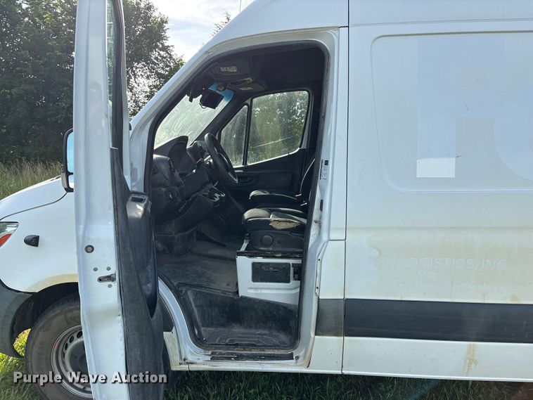 image for item FG0498 2019 Freightliner  Sprinter 2500 van