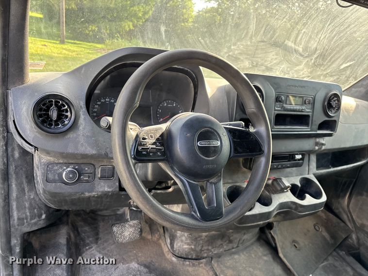 image for item FG0498 2019 Freightliner  Sprinter 2500 van