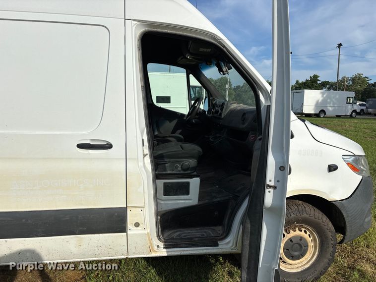 image for item FG0498 2019 Freightliner  Sprinter 2500 van