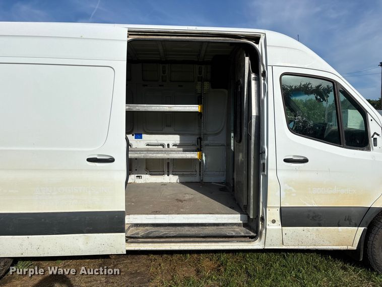 image for item FG0498 2019 Freightliner  Sprinter 2500 van