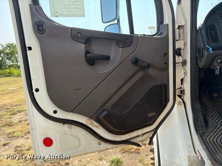 image for item FI0341 2015 Freightliner Business Class M2 box truck