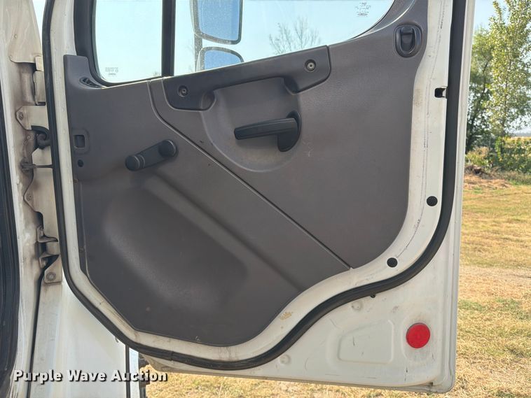 image for item FI0341 2015 Freightliner Business Class M2 box truck