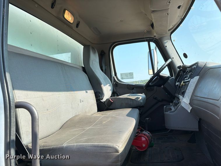 image for item FI0341 2015 Freightliner Business Class M2 box truck