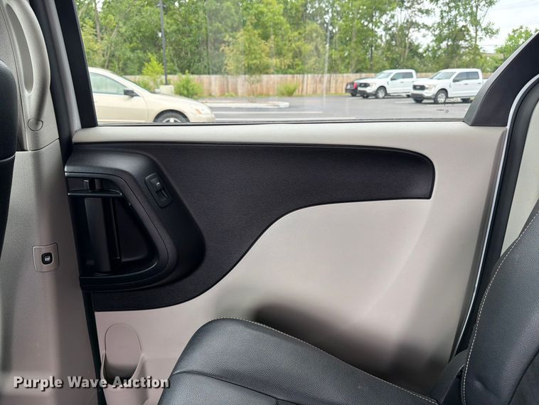 image for item FK3284 2019 Dodge Grand Caravan van