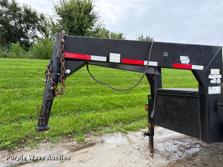 image for item FK3587 2004 Redi-Haul R25215GF equipment trailer